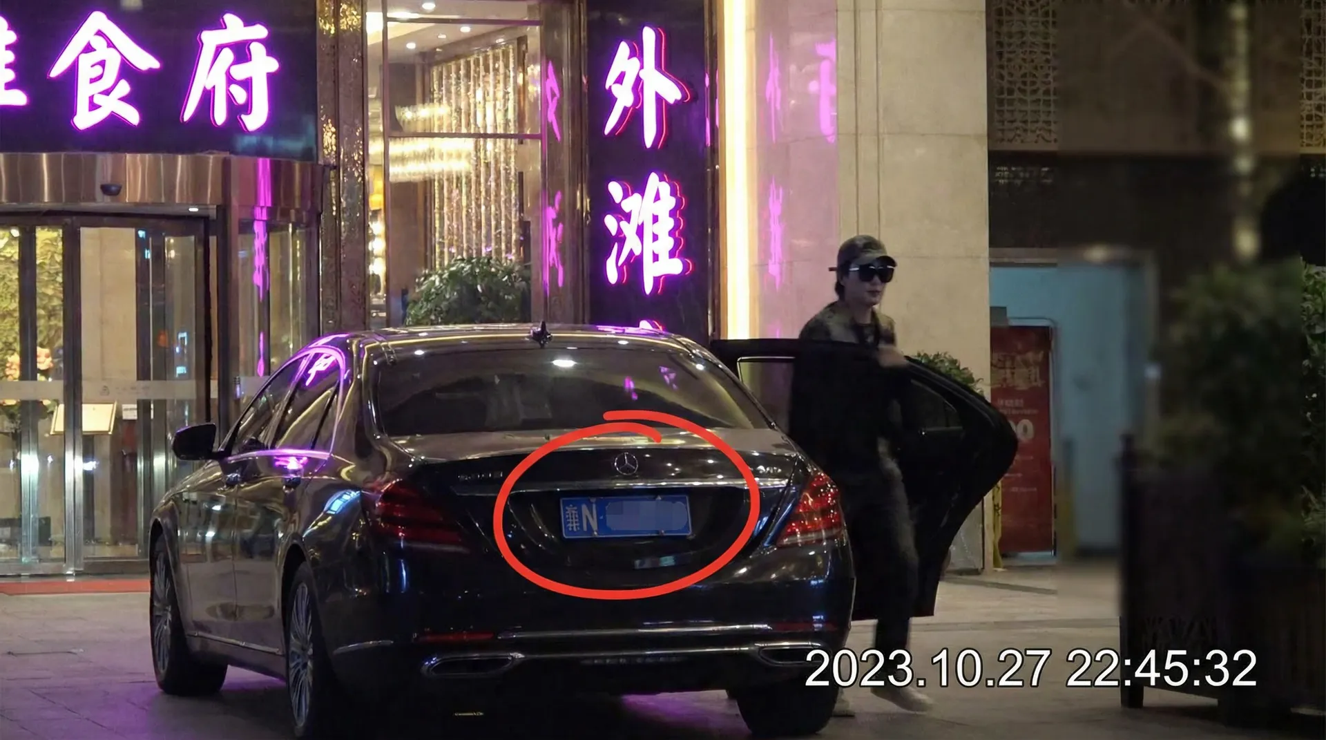 [冲哥黑料] - 冲哥黑料自媒体实时更新 | 深度揭秘冲哥黑料导航 - 豪车餐厅外被拍